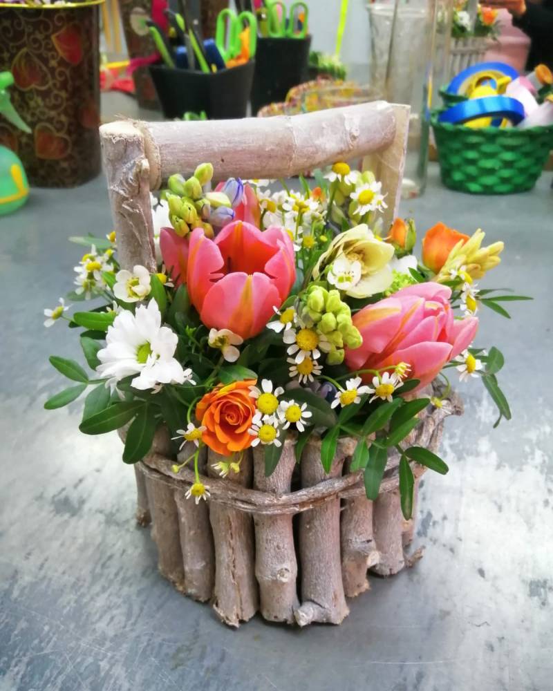 Корзинка из дерева с весенними цветами